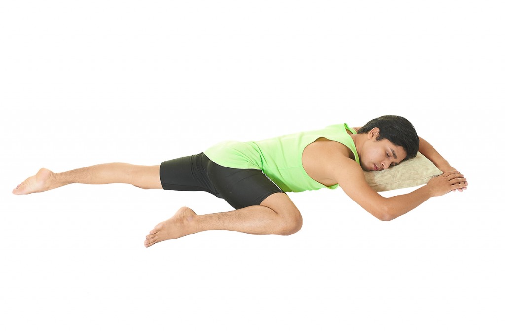 步驟 4：可以墊一個軟枕頭。雙手一樣放在頭部兩側，維持舒服的姿勢。將全身重量放在地面，身體放鬆。停留十個呼吸，或是你覺得舒適的時間長度，然後再換另一邊練習。（圖/ 哈林文化）