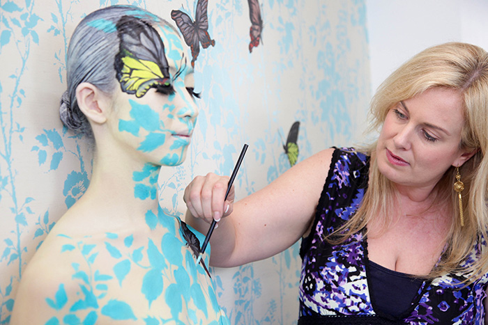 Emma Hack以台灣代理商Bluerider的品牌色系-藍色為背景，將台灣鳳蝶畫在人體畫布上