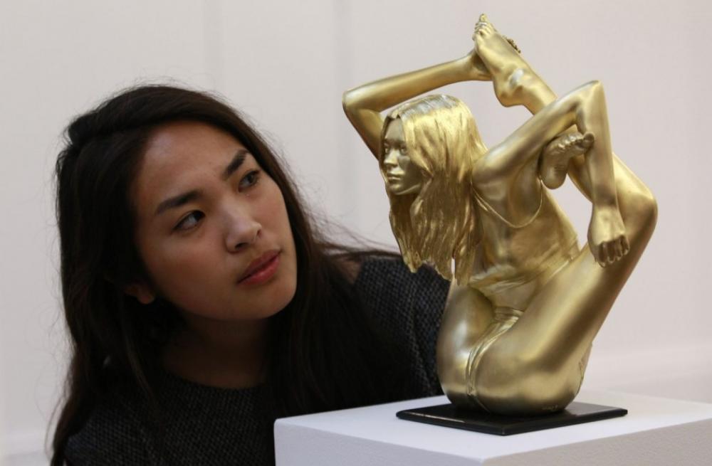 174416-contorted-kate-moss-gold-sculpture-auctioned-at-900000