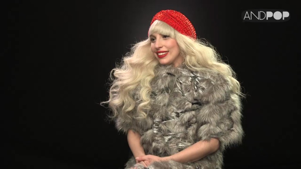 Lady Gaga穿著Huang Ting-Yun設計的灰色人造皮草褲裝在多倫多接受ANDPOP娛樂網站訪問
