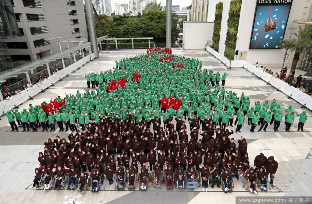 Largest Human Christmas Tree form by 800 Thai children in Bangkok