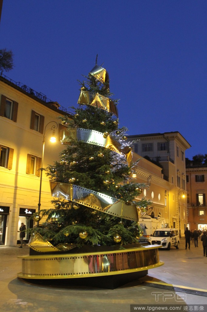Louis Vuitton Christmas Tree Set Up In Rome