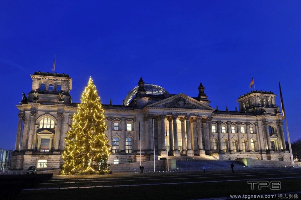 Illuminated tree in front of the Reichstag building