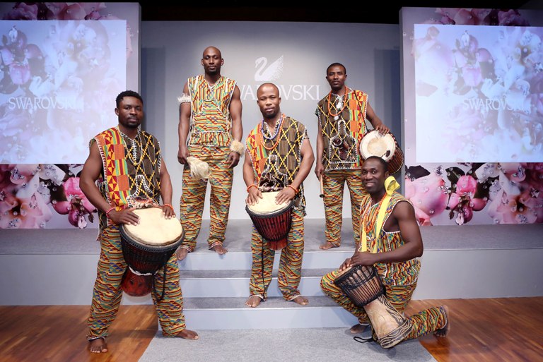 非洲勁舞奔放詮釋施華洛世奇春夏民族色彩