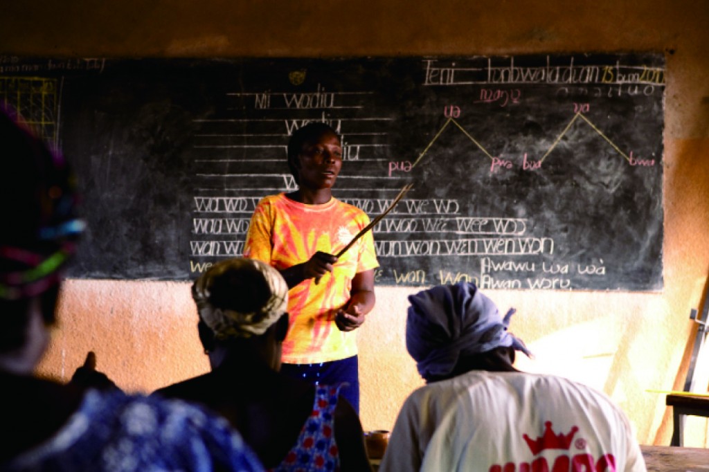 進行識讀課程的西非婦女