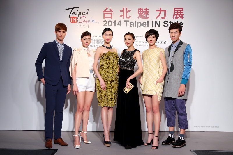 左三起名模王思偉、陳思璇率領眾模展演台北魅力時尚