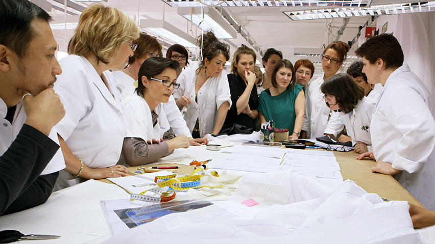 討論製作細節的Dior工坊師傅們