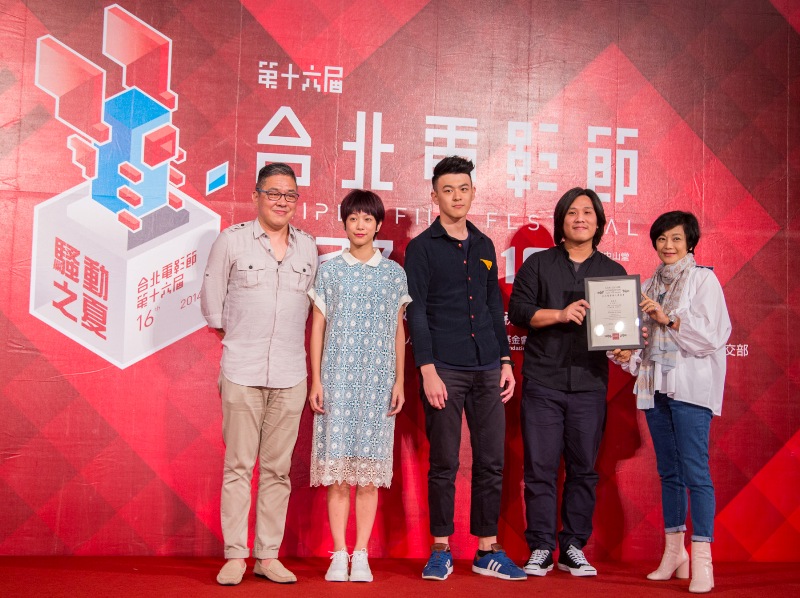 右起：張艾嘉主席與《共犯》導演張榮吉、演員鄭開元、溫貞菱、監製陳鴻元合照