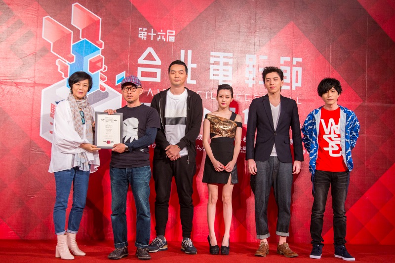 左起：張艾嘉主席與《相愛的七種設計》導演陳宏一、演員邱彥翔、陳語安、王大陸、莫子儀合照