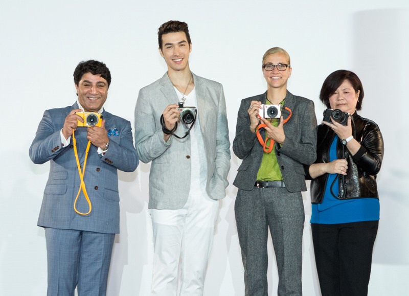 錦榮(左二)與Leica亞太區總裁Sunil Karl(左一)、原廠產品經理Maike Harberts(左三)及Leica相機台灣總代理凃英蘭總經理合影