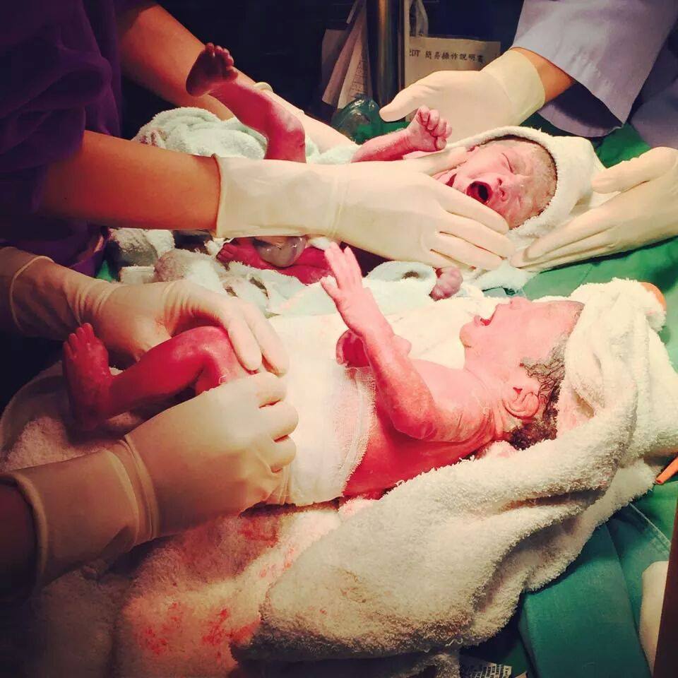 2014年6月公開懷孕喜訊的范范，也於2015年1月15日誕生雙胞胎兒子，並戲稱「大小熊貓」提早到世界報到啦！