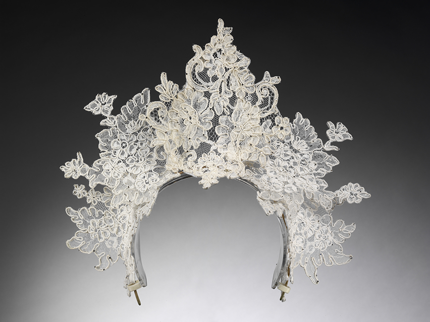 Antique_lace_tiara_by_Philip_Tracey_London_2008._Worn_by_Nina_Farnell-Watson_for_her_wedding_to_Edward_Tryon