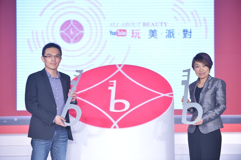 Google台灣總經理陳俊廷(右)和台灣萊雅總裁陳敏慧(左)進行「All About Beauty 我的美麗頻道」啟動儀式。