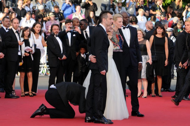 Man-Crawls-Under-America-Ferrera-Dress-Cannes (1)