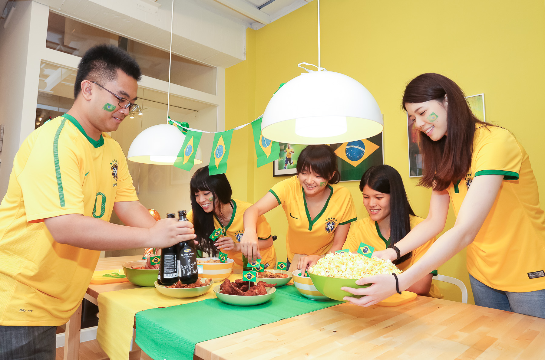 運用巴西國旗的黃色、綠色、藍色做簡單佈置，餐廳瞬間瀰漫巴西風情，增添瘋世足氣氛!