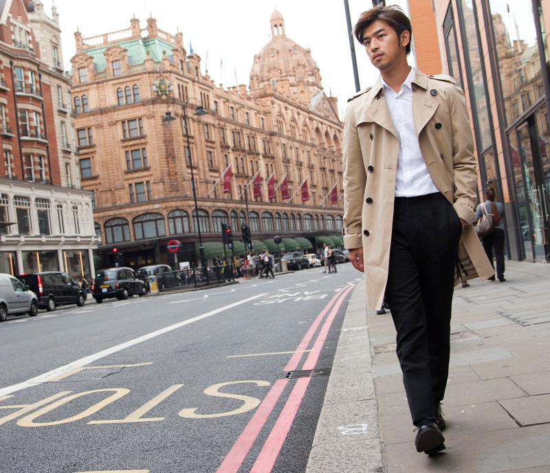 Bolin Chen in Burberry Trench in Knightsbridge station, 19th June 2013 _ 1