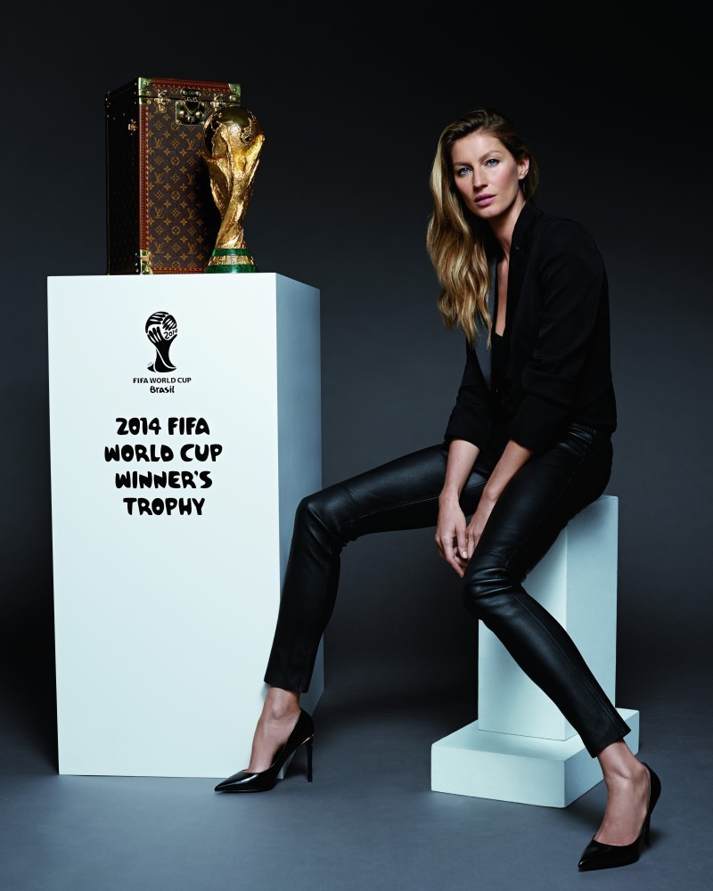 吉賽兒邦辰 巴西世足獎盃Trophy Case FIFA 2014 with Gisele Bündchen
