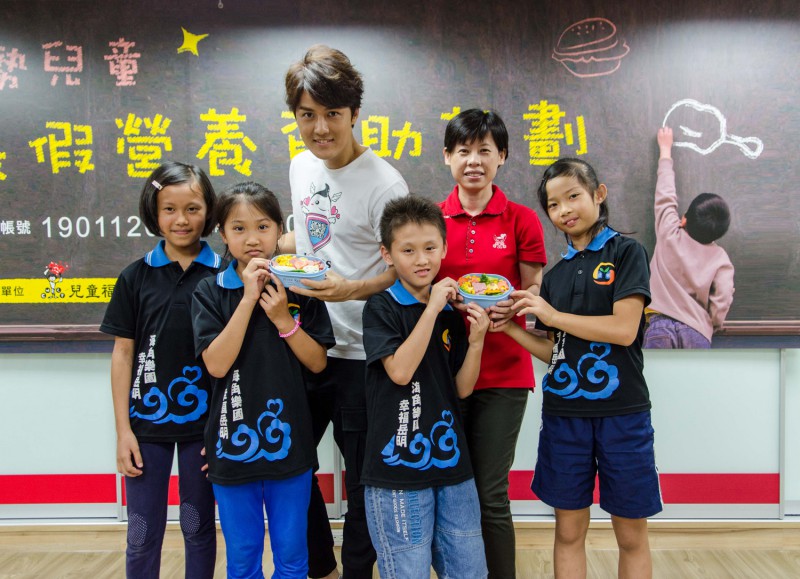 愛心大使吳克羣與孩子一起製作營養滿分的愛心便當，希望在長假期間給孩子足夠的養分！
