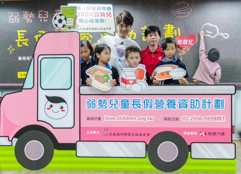 愛心大使吳克羣與孩子一起送物資到弱勢孩子的手中！
