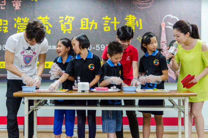 愛心大使吳克羣與孩子們討論怎麼做出一個營養又美味的便當。(2)