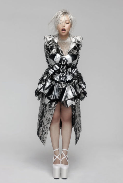 阿妹新專輯《偏執面》穿上旅英台灣設計師詹朴2014秋冬成衣系列，造型前衛驚艷。（FameGlory 提供）