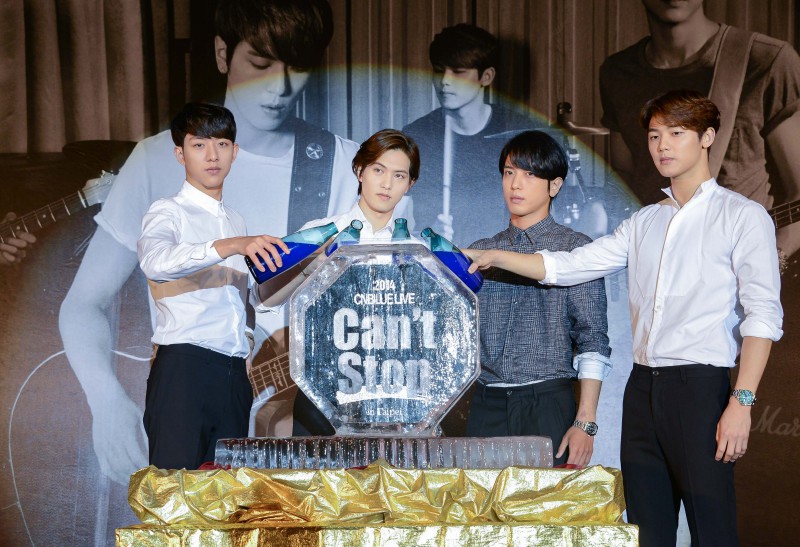 CNBLUE 成員舉藍色香檳酒 灌注特製冰雕慶賀票房亮眼