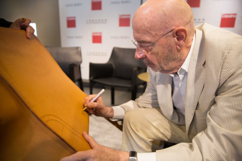 Mario Bellini親筆為他設計的CAB椅簽名