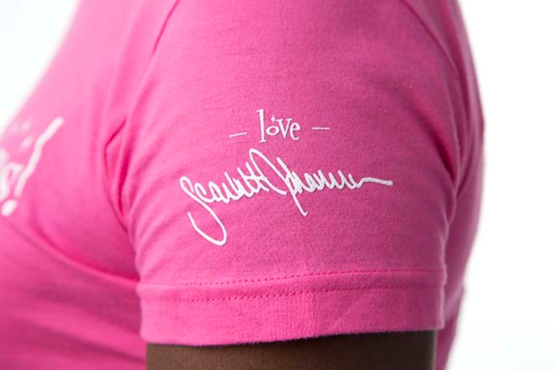 「露西」史嘉蕾喬韓森為女權發聲！女神變身設計師義賣愛心粉紅T-Shirt 3