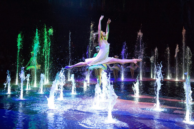 1.全球最大型之水上匯演《水舞間》中主演充滿浪漫情感的公主