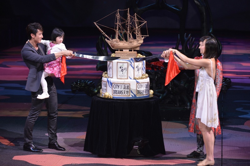 14.吳尊、Neinei與劇場中演員一起為《水舞間》四周年慶切蛋糕