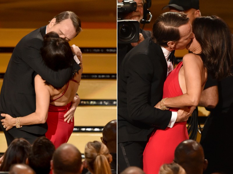 今年典禮最高潮莫過於茱莉亞獲頒喜劇類最佳女主角時，上台前與布萊恩搞笑熱吻的畫面。