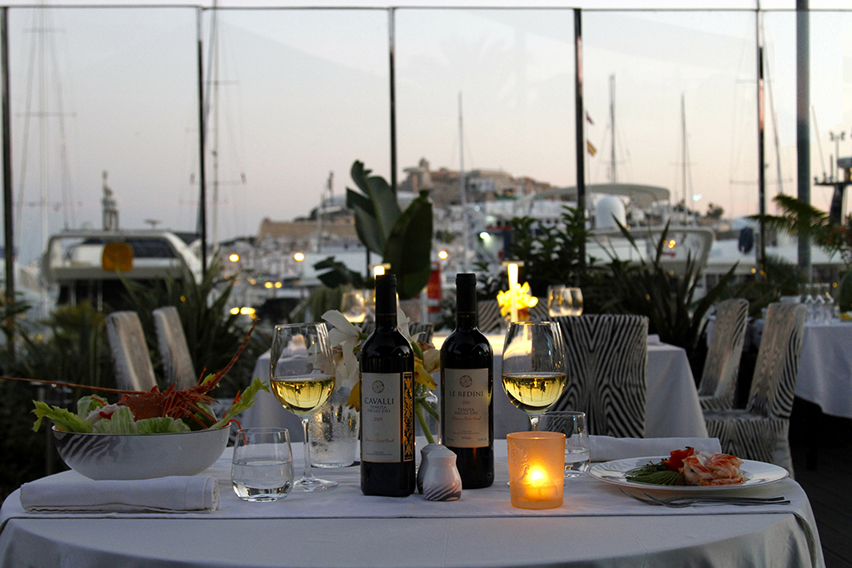 Cavalli Ibiza餐廳酒廊餐桌擺設照