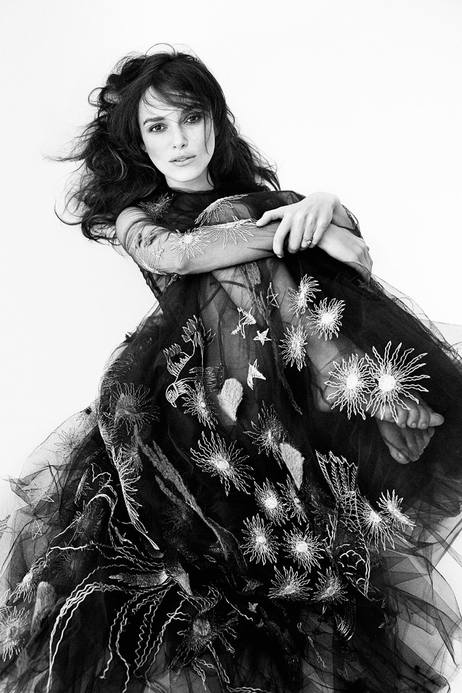 綺拉奈特莉不僅登上《Interview》封面，也擔任客座編輯角色，訪談Dior御用攝影師。