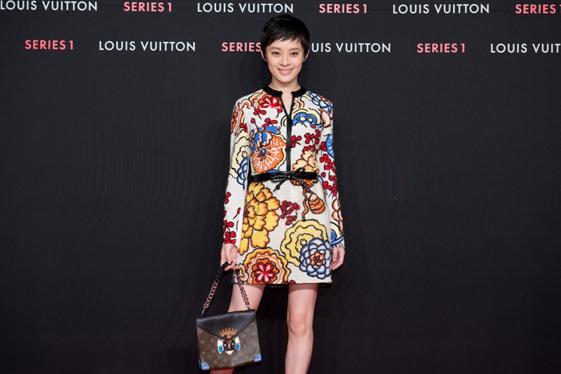 「甄嬛」孫儷受邀出席Louis Vuitton上海臨時店開幕活動，身穿品牌2015早春花樣圖騰刺繡洋裝。