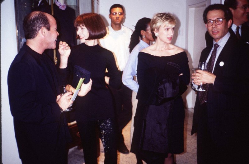 安娜1989年出席時尚派對時，以全黑的造型示人可說是相當珍貴的畫面。