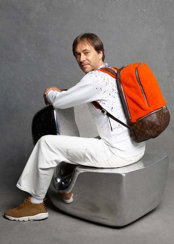 Marc Newson也表示自己的設計通常都源於自己想用。所以他設計了實用的背包，同時也貼心提醒：「這不能背去露營喔！」