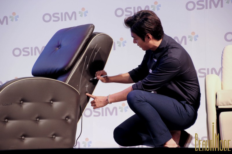 喜歡黑色的李敏鎬在按摩椅上留下珍貴的簽名 (攝影 / BeautiMode)