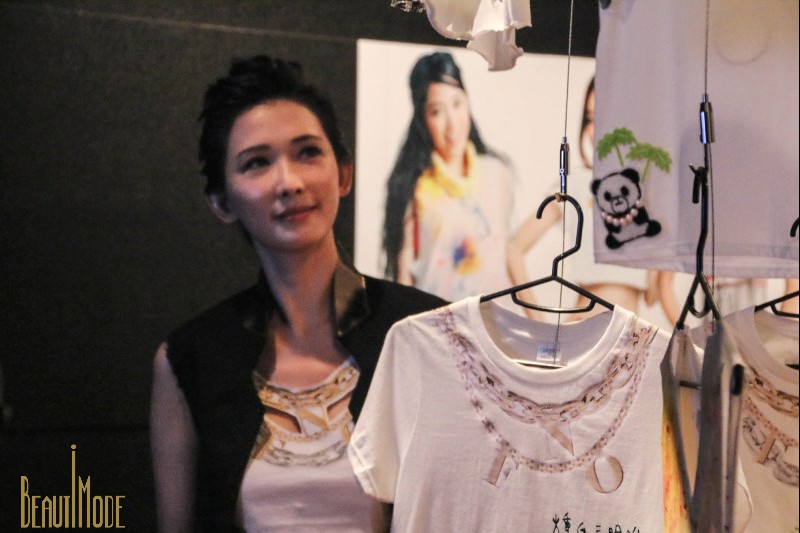 林志玲於現場欣賞20位藝人的T-Shirt創作 (攝影/BeautiMode)