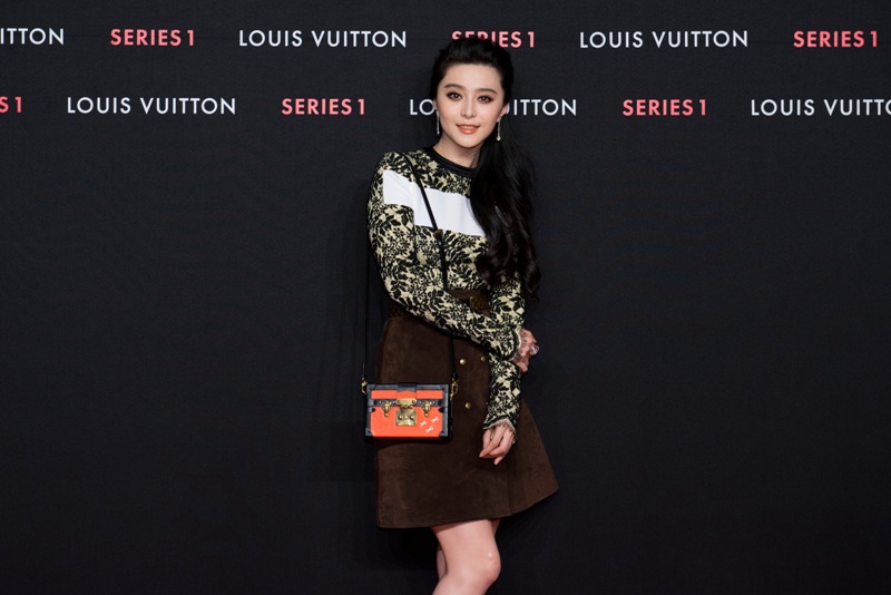 LV品牌之友范冰冰不作誇張打扮，身穿品牌2015早春洋裝搭配Petite Malle包。