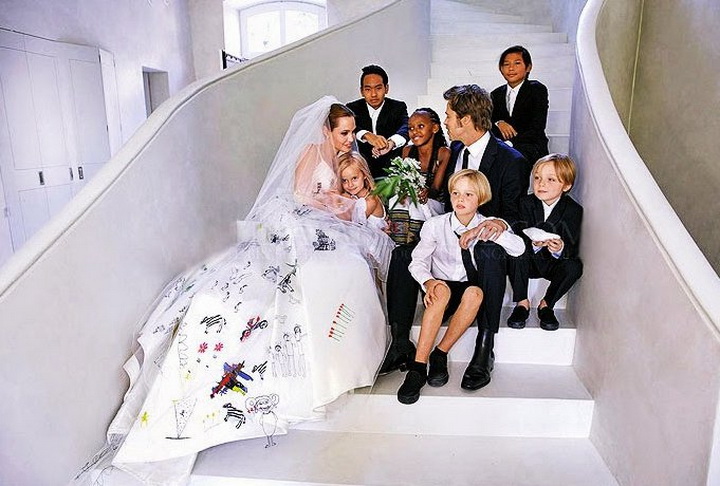  裘莉身披童趣Atelier Versace白緞婚紗 6個寶貝兒女操刀設計