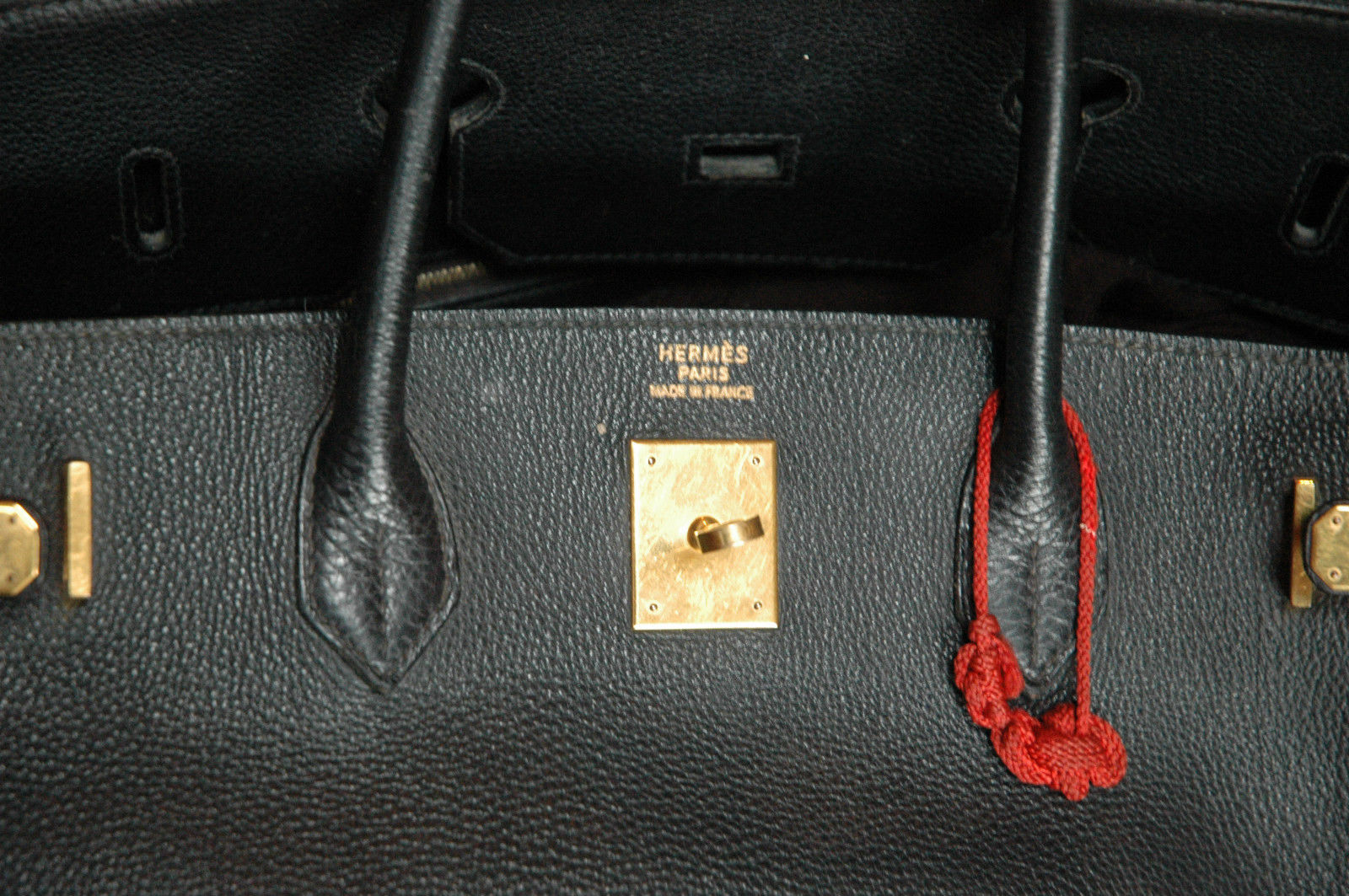 珍柏金(Jane Birkin)喜歡在她的包包上貼上貼紙或繫上綁帶做裝飾，此次拍賣的柏金包還附有她用來裝飾的紅繩。