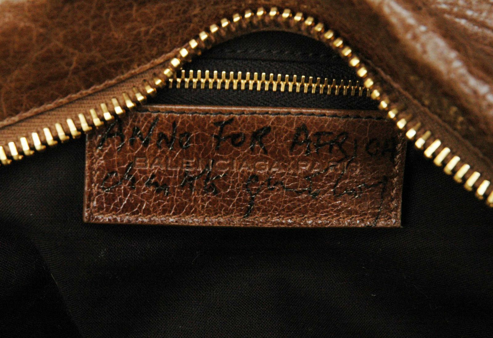夏綠蒂甘斯柏格捐出義賣的巴黎世家(Balenciaga)城市(City)包內，還有她的親筆簽名。