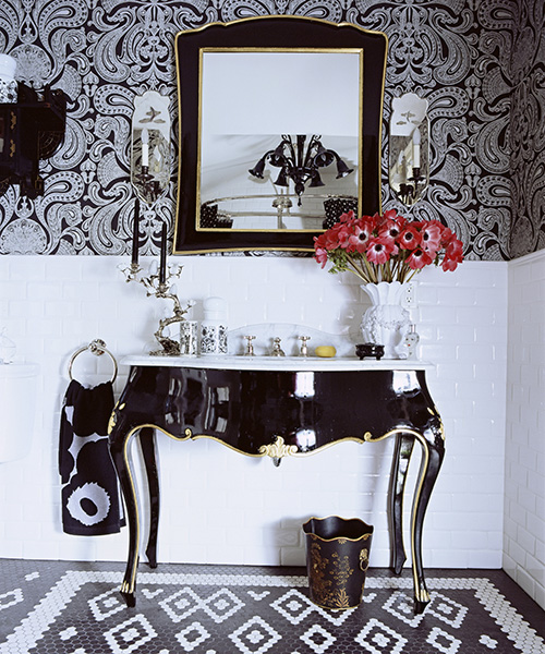 Anna Sui位於紐約的公寓─浴室。「我非常喜歡我的黑白圖騰壁紙，既獨特又別具優雅與精緻。」Anna Sui說。