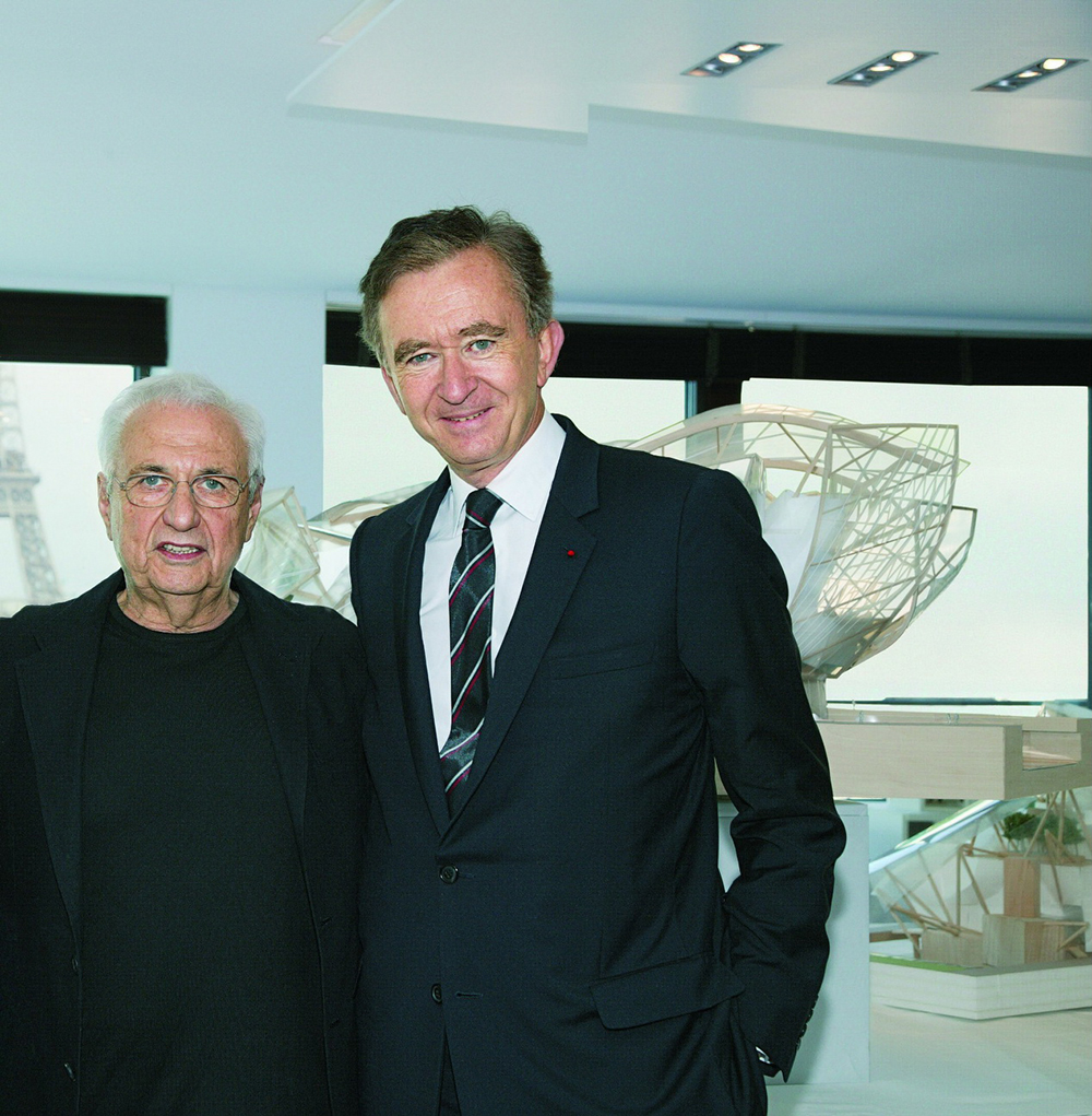 建築師Fran Gehry（左）與LVMH集團總裁Bernard Arnault（右）