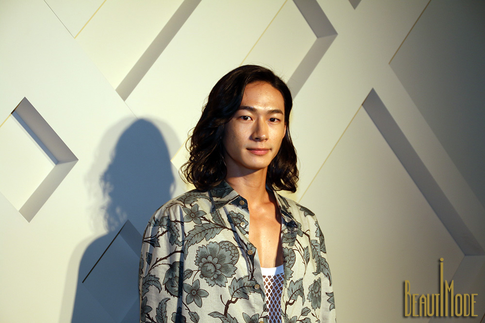 最近與陳庭妮搭檔演出新戲《魔女搶頭婚》的黃河，長髮造型與美國設計師Alexander Wang極為相似。