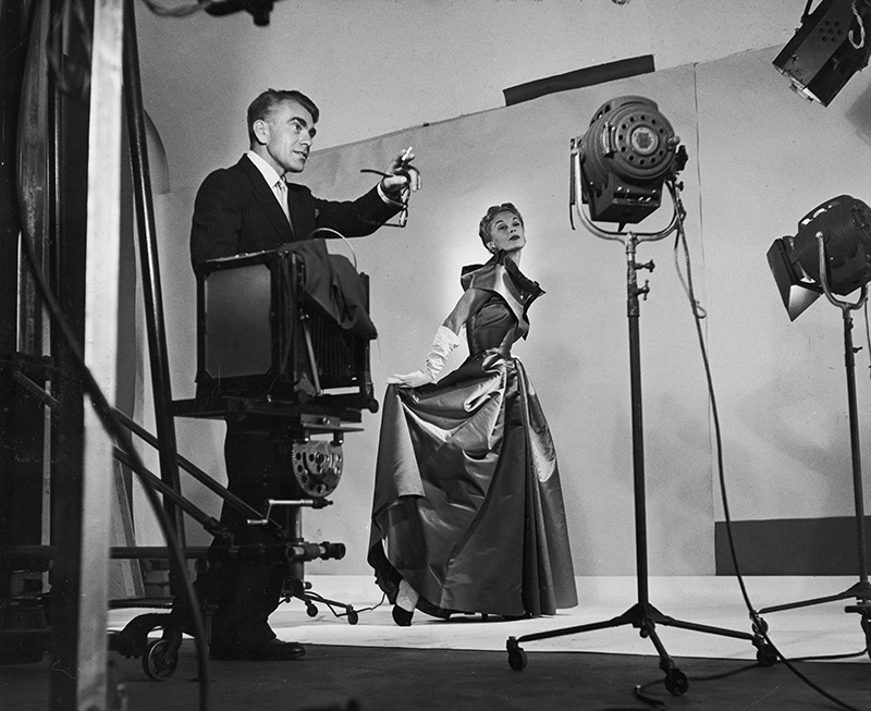 正在執導時尚照拍攝的赫斯特，攝於1949年。