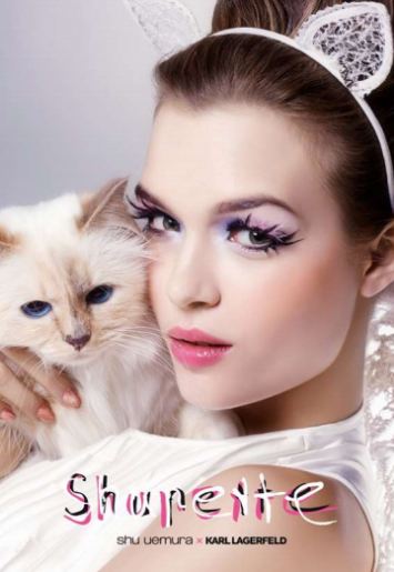 由植村秀設計的妝容和Karl Lagerfeld的愛貓Choupette共同演繹全新「Shupette」彩妝系列廣告。