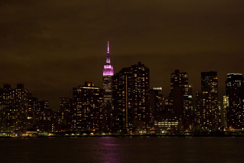 紐約帝國大廈Empire State Building閃著粉紅光芒，在夜晚格外美麗。
