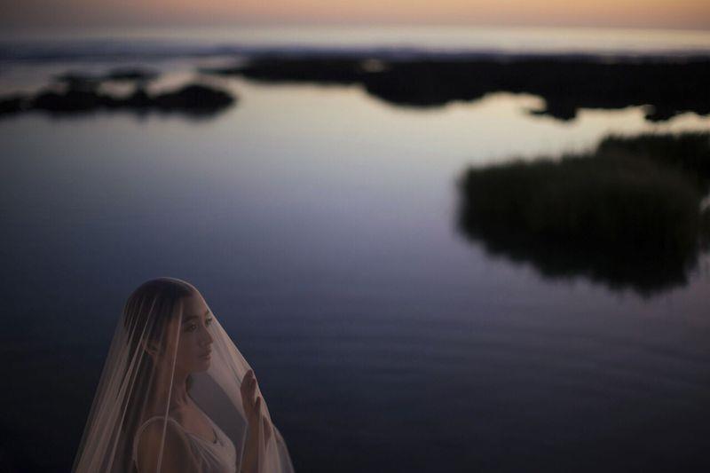 林依晨身穿浪漫白紗於墾丁沙洲美景前拍攝婚紗照