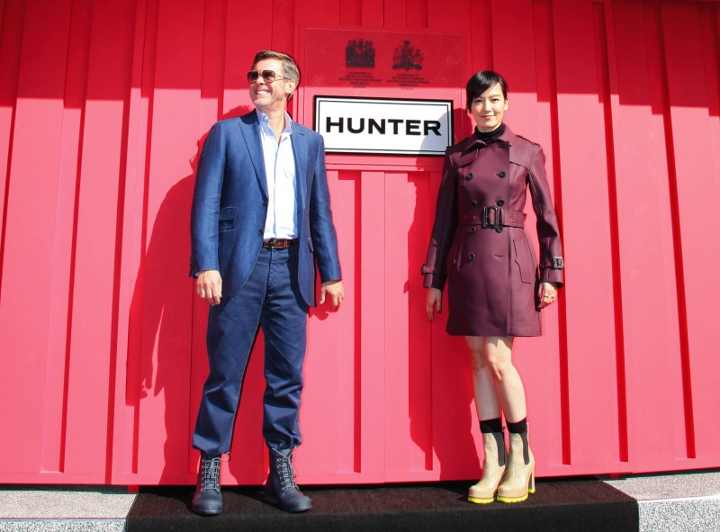 林熙蕾與HUNTER全球執行長 James Suess攜手開啟象徵品牌的紅色大門。